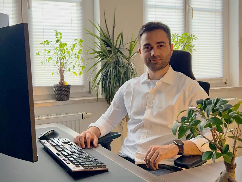 Tom Fuchs an seinem Schreibtisch im Büro